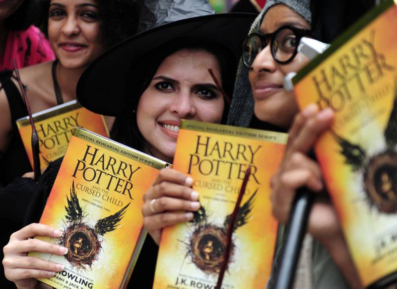 «Harry Potter and the Cursed Child» ble lansert natt til søndag, i nattåpne bokhandlere verden over. Fansen på bildet er fra Chennai i India. 