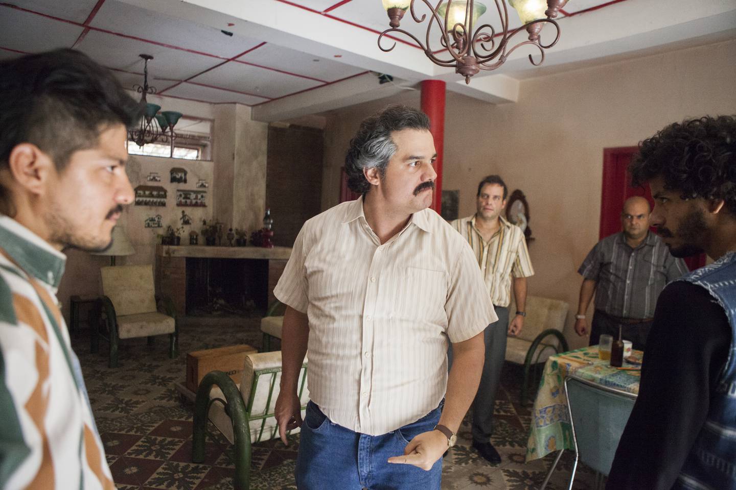 «Narcos» hadde premiere på Netflix i 2015, og viste at virkelighetsbaserte dramaserier om narkobaronene i sør-amerikanske land - som Pablo Escobar (Wagner Moura) i Colombia - kan være minst like spennende, sjokkerende og underholdende som de oppdiktede. Fordi de er basert på virkeligheten.