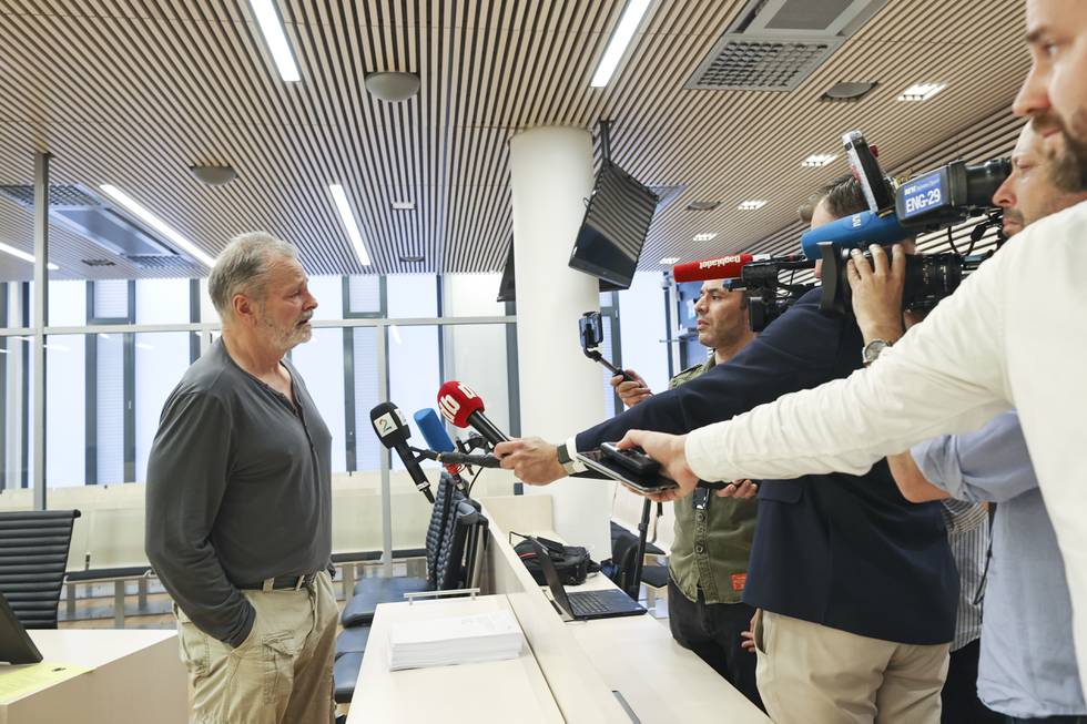 Eirik Jensen intervjues av media i Oslo Tinghus i forbindelse med fornyet  fengslingsmøte etter at han i juni i fjor ble dømt til 21 års fengsel for grov korrupsjon og innførsel av hasj.