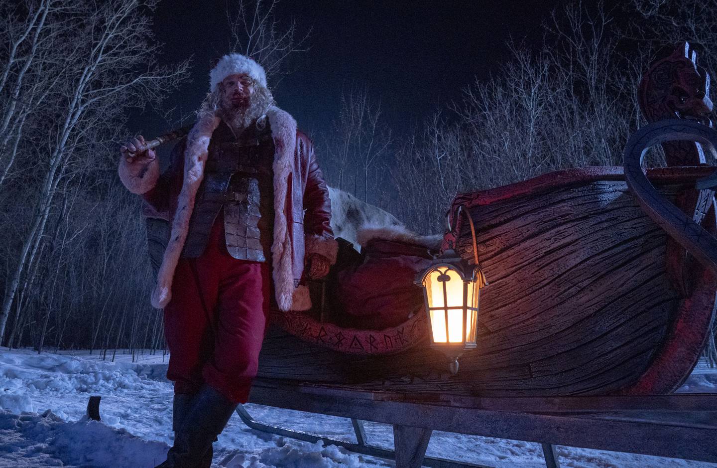 David Harbour spiller julenissen i «Violent Night», Tommy Wirkolas nye film, som inntar andreplass på den norske Kinotoppen. Foto: Allen Fraser / Universal Pictures
