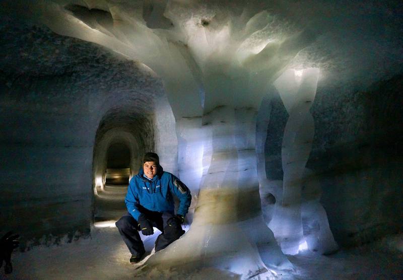 Guide Bjørn Ola Sveen Volden ved noen av de flotte isskulpturene som befinner deg i Mimisbrunnr Klimapark 2469. FOTO: CHRISTINE BAGLO