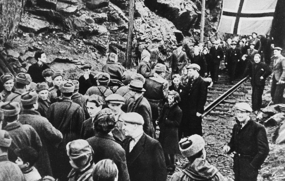 Norske flyktninger fra nazistenes tvangsevakuering møter de russiske befrierne utenfor Bjørnevatn gruve der tusener hadde søkt tilflukt. FOTO: NTB SCANPIX