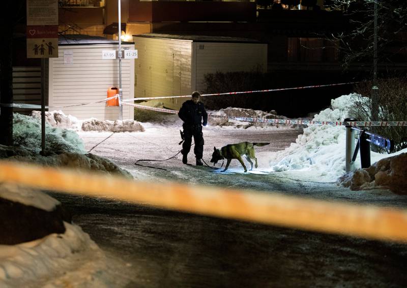 PÅ LETING: Onsdag kveld ble en mann skutt på Holmlia. Fortsatt er ingen        pågrepet.	FOTO: BERIT ROALD/NTB SCANPIX