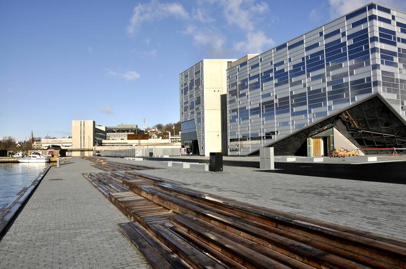Ved siden av Havnespeilet kommer den nye rådhuset.  Foto: Arne Birkemo