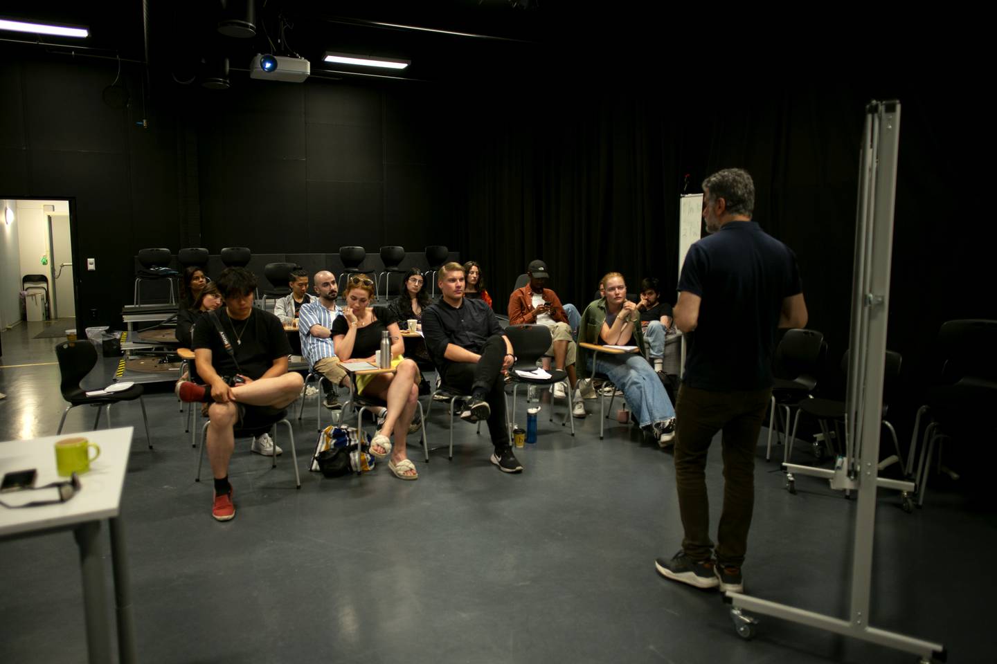 Regissør Hisham Zaman under sommerens workshop med unge regitalenter, i samarbeid med Den norske filmskolen