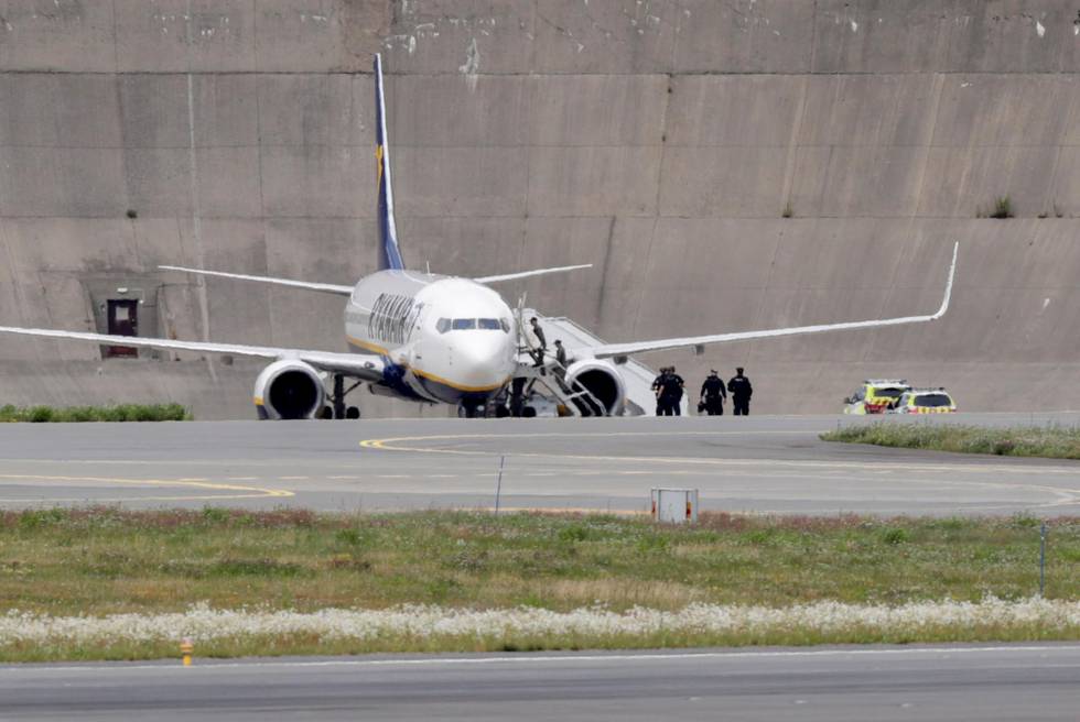 Oslo 20200717. 
Bombetrussel mot et Ryanair-fly fredag. Flyet kom fra Stanstead. Passasjerene er evakuert. Politiet har anholdt en 51 år gammel mann, britisk statsborger, mistenkt for å stå bak bombetrusselen.
Foto: Berit Roald / NTB scanpix