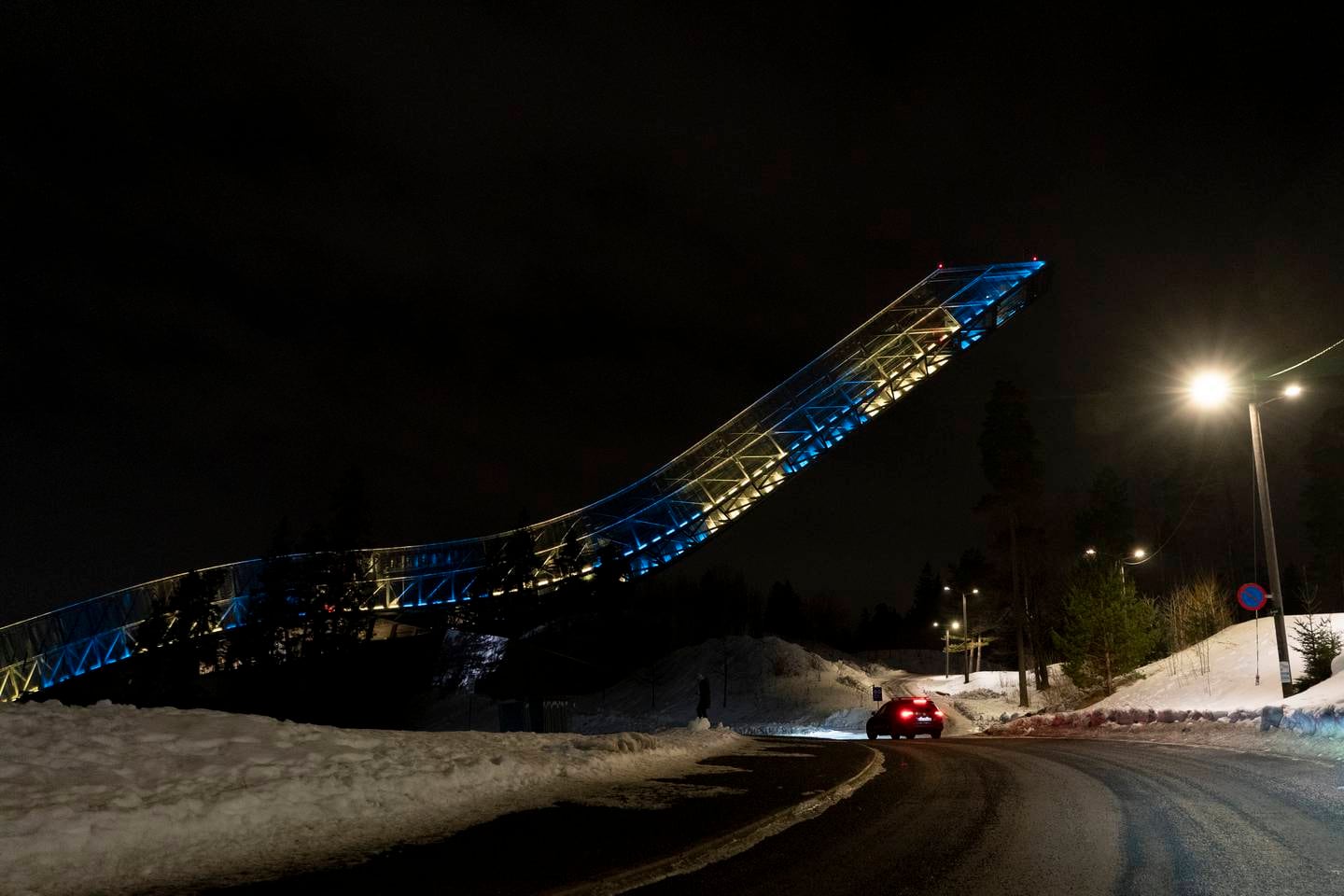 Holmenkollbakken ble mandag kveld lyst opp i fargene til det ukrainske flagget.