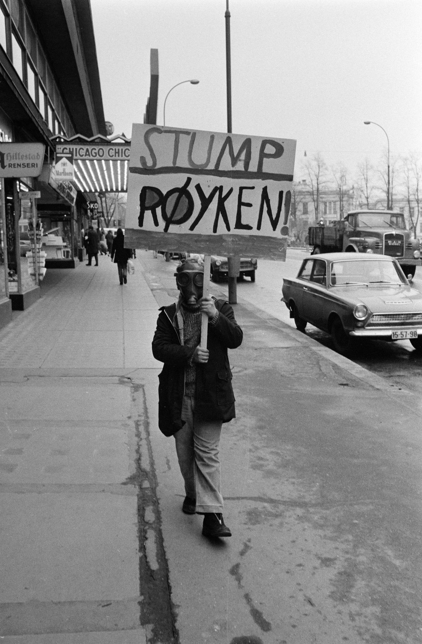 Stump røyken! Antirøykekampanje med elever fra Møllergata skole i Roald Amundsens gate, nå Olav Vs gate i april 1971.