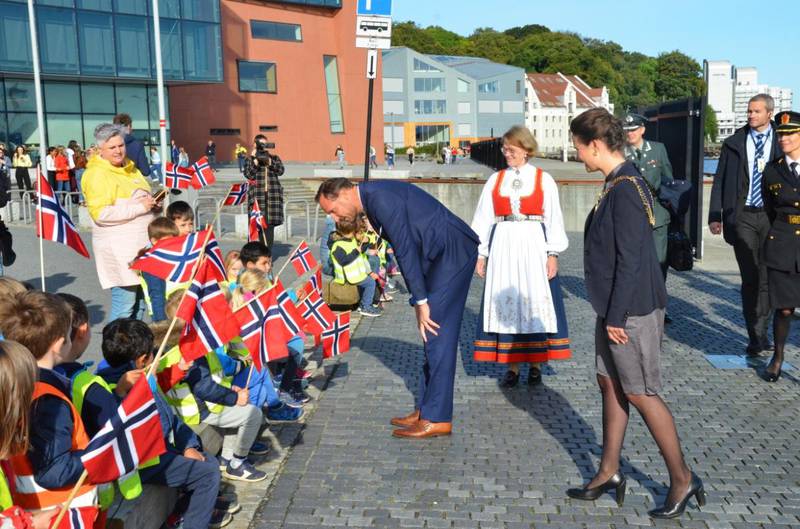Kronprins Haakon tok seg god tid med barna fra Bjergsted barnehage som tok imot kronprinsen med sang. Foto: Arne Birkemo