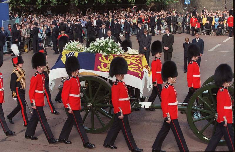 Det tok flere dager før dronning Elisabeth brøt ut av isolasjonen i Skottland og kom ned for å vise seg blant de sørgende i London.