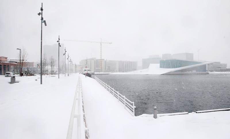 ...til vinter på under et døgn. Det forrige bildet er tatt ved Havnelageret onsdag ettermiddag, mens dette bildet er tatt på samme sted etter snøfallet torsdag. FOTO: HÅKON MOSVOLD LARSEN/NTB SCANPIX