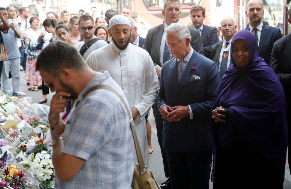 Prins Charles og imam Mohammed Mahmoud besøker stedet der folk har lagt ned blomster for å minnes angrepet mot Finsbury-moskeen attack i Finsbury Park-området nord i London.