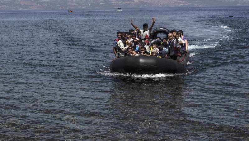 En flyktningbåt ankommer greske Lesvos fra Tyrkia. FOTO: NTB SCANPIX