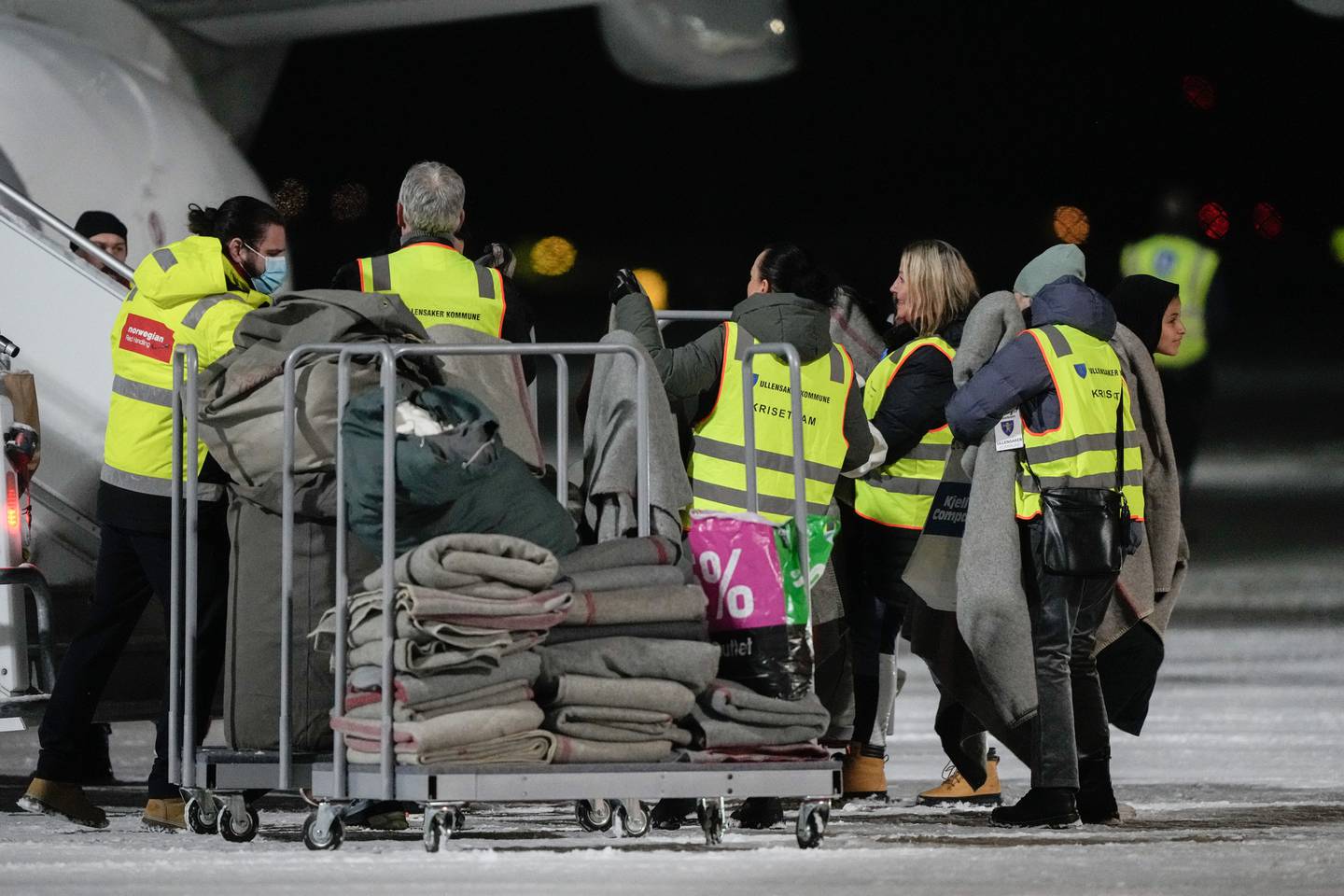 Mannskaper fra Ullensaker kommunes kriseteam ved flyet med norske borgere som ankom Oslo lufthavn Gardermoen fra Kairo mandag kveld.