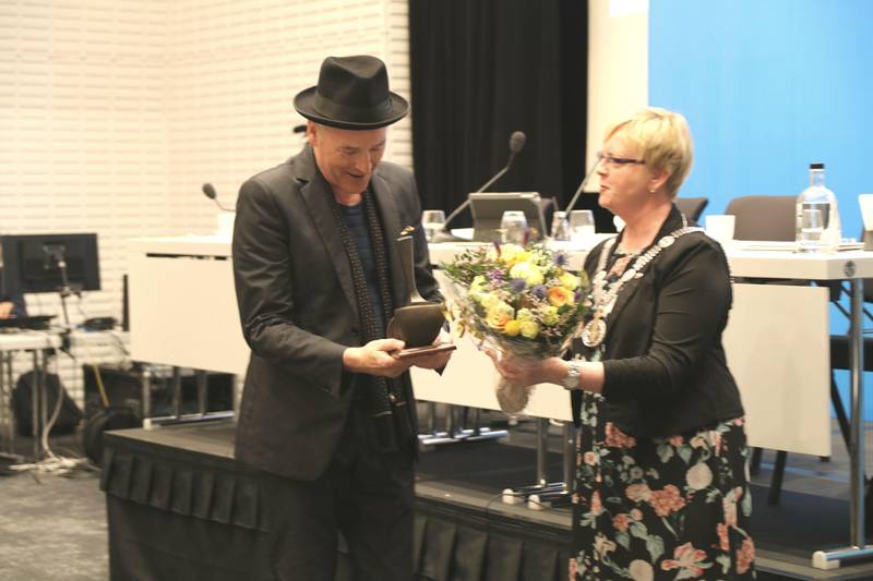 Fylkesordfører Solveig Ege Tengesdal overrakk kulturprisen til Morten Abel.