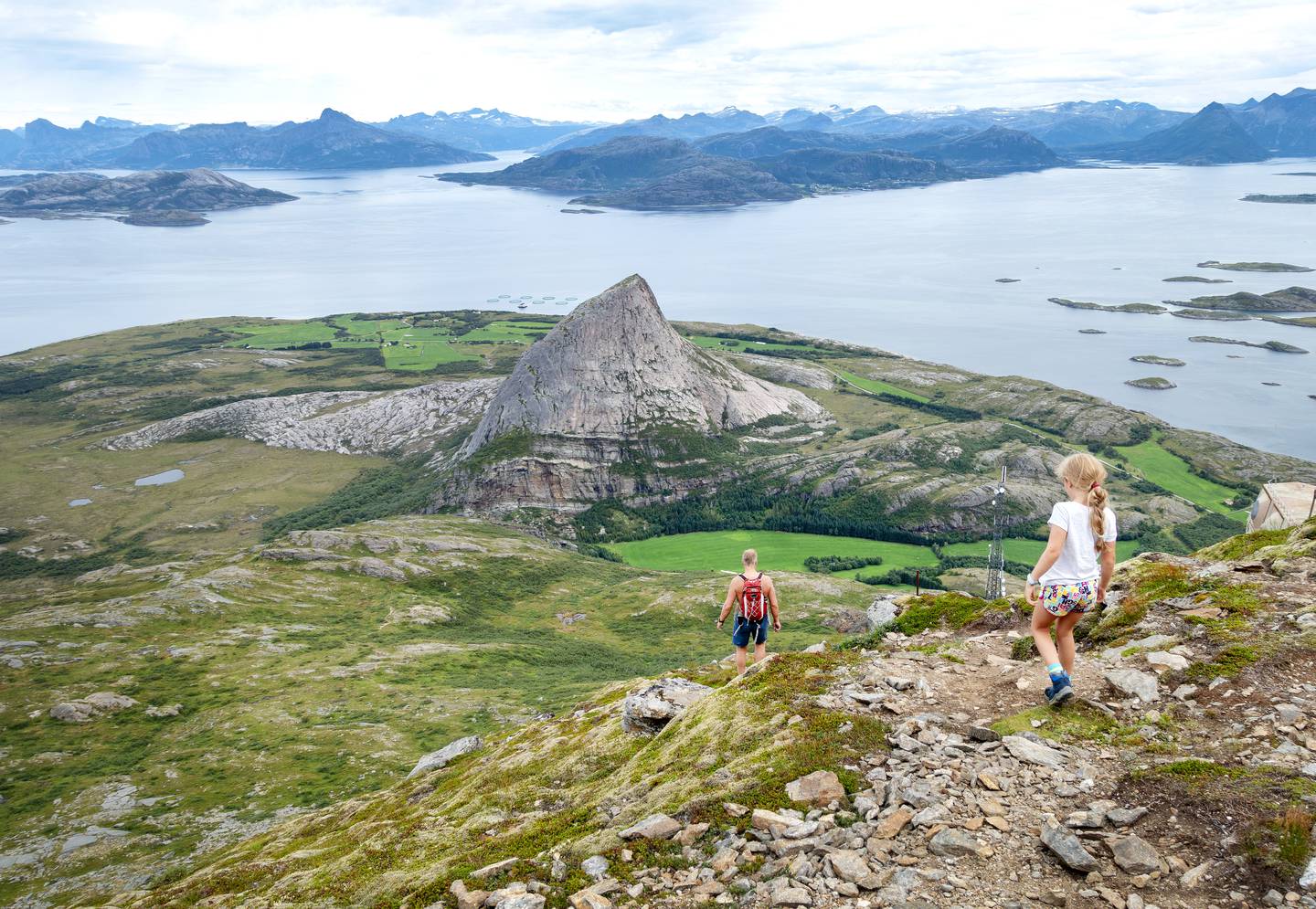HELGELAND: Hvis man ønsker stor natur med mindre turister, anbefaler Odd Roar Lange Helgelandskysten framfor Lofoten. Foto: Gorm Kallestad / NTB