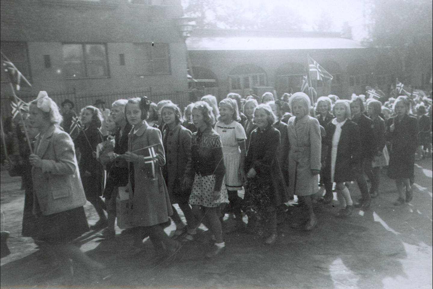 Skoleklasser marsjerer opp til Sagene skole den første skoledagen etter frigjøringen på egen skole mai 1945.
