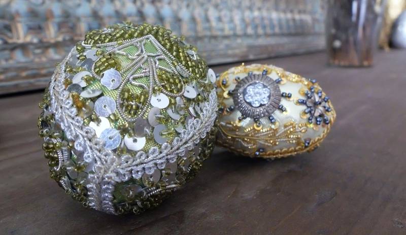 Detaljer: Et par påskeegg, nesten i keiserlig Fabergé-stil, glitrer om kapp på skjenken hos Msrianne. Foto: Elisabeth Helgeland Wold