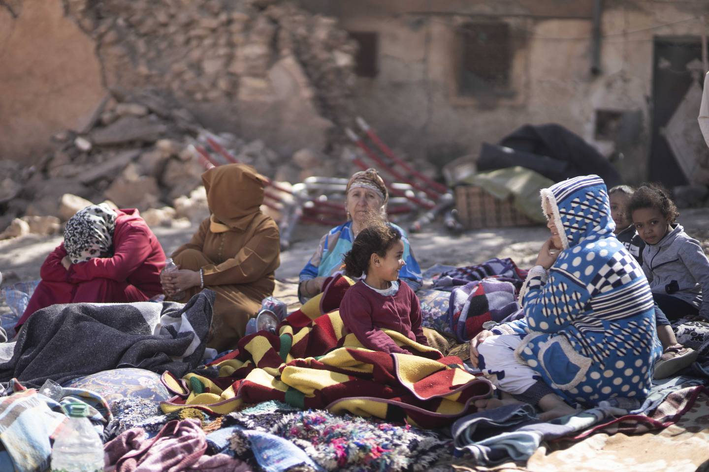 Denne familien er en av mange som har mistet hjemmet sitt. Jordskjelvet har ført til store ødeleggelser. Foto: Mosa'ab Elshamy / AP / NTB
