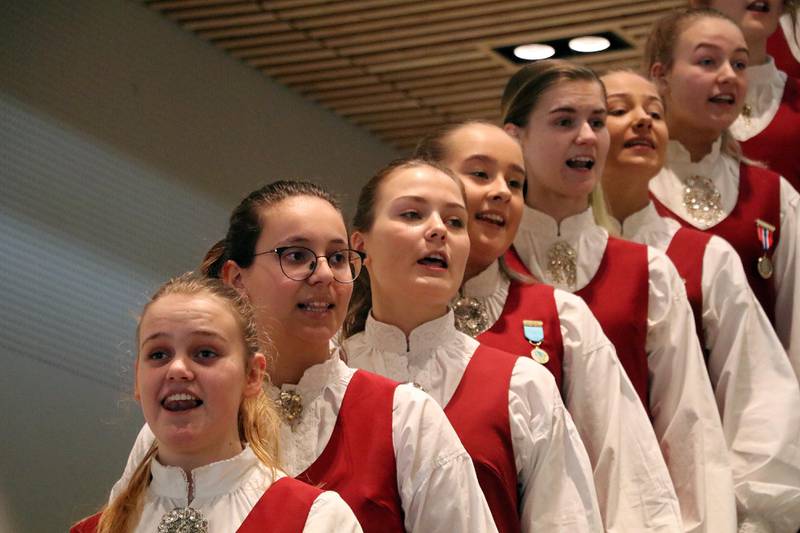 Sandnes Kulturskoles kor VIVA sang for gjestene under åpningsseremonien i går formiddag.
