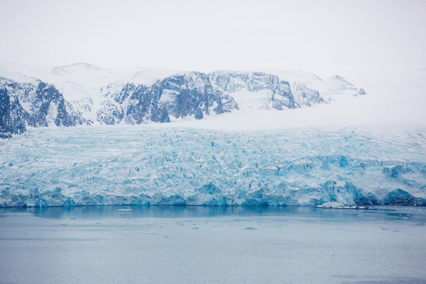 Nesten Nordpolen  20150421.
En isbre som sakte men sikkert velter ut i havet på Svalbard. Svalbard og Arktis er det område i verden hvor klimaendringene merkes mest og først.
Foto: Tore Meek / NTB scanpix