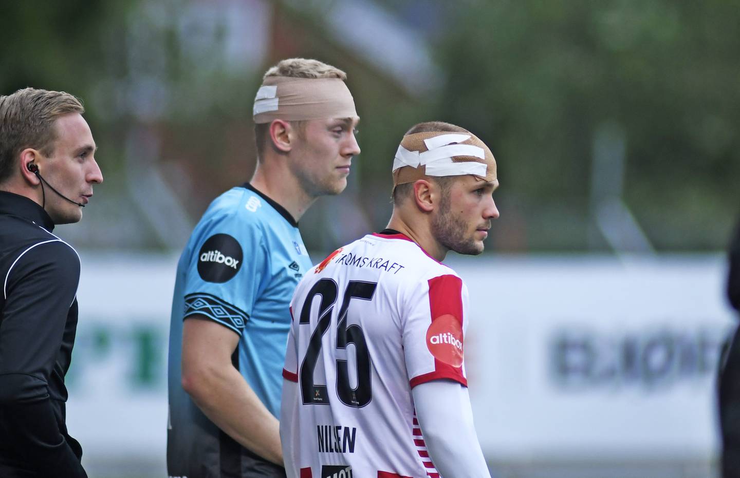 Tromsøs Lasse Nilsen og Vålerengas Henrik Bjørdal måtte begge ut for å få sydd hodet etter hodeduell i første omgang. Foto: