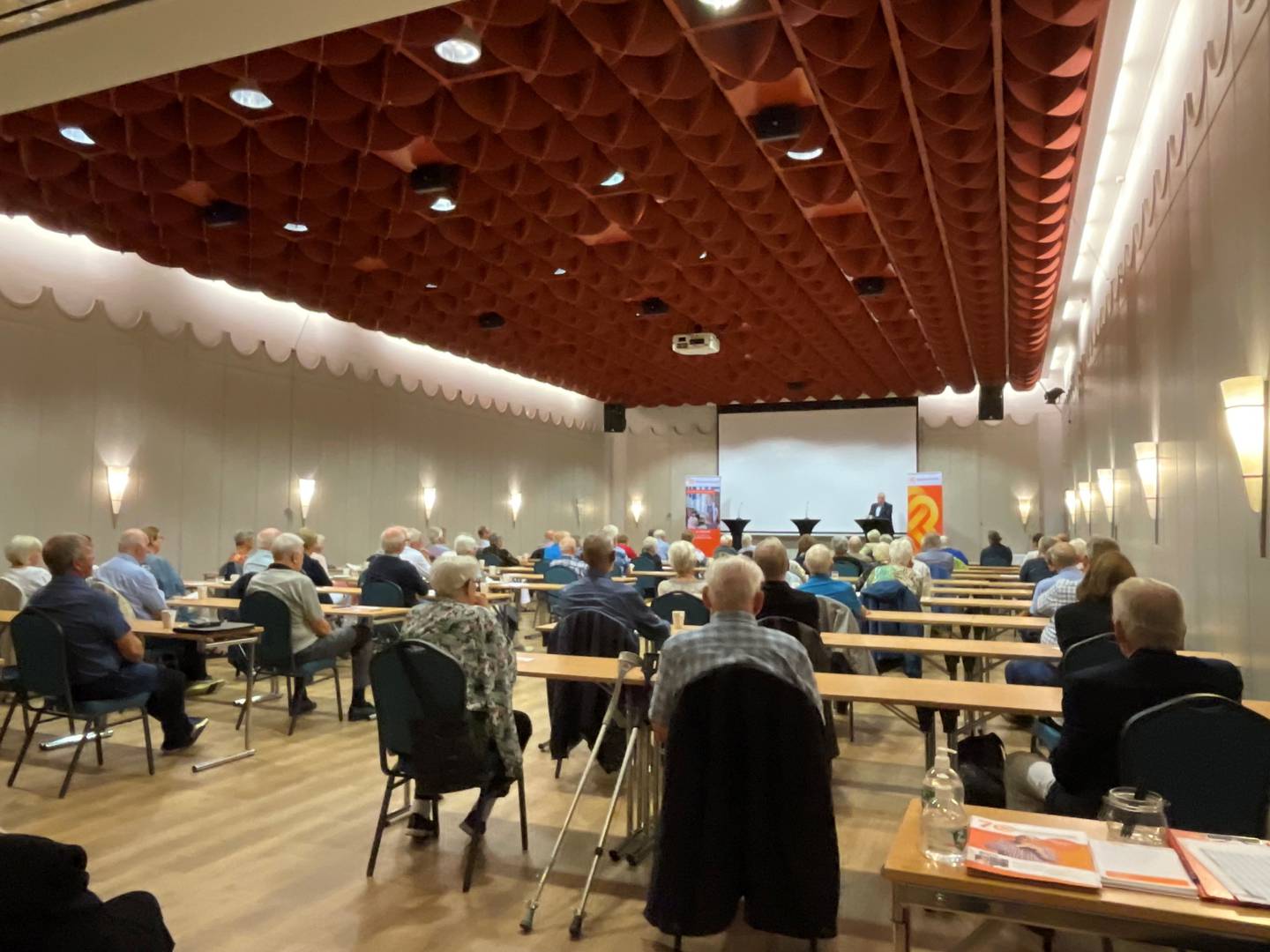 Pensjonistforbundet markerer 70 år i 2021. I underkant av 90 medlemmer fra Østfold hadde møtt fram for å overvære valgdebatten i Fredrikstad.