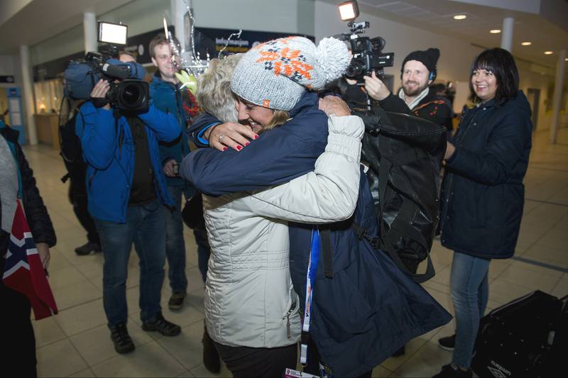 Nybakt verdensmester Camilla Herrem ble møtt av mor Aslaug da hun ankom Stavanger lufthavn Sola mandag formiddag. Foto: Carina Johansen / NTB Scanpix.