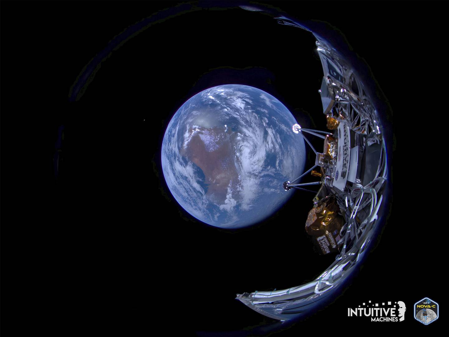 Odysseus foretok resten av ferden mot månen på egen hånd etter å ha blitt skutt opp i verdensrommet av en Falcon 9-rakett fra SpaceX. Bildet er tatt like etter at de to skilte lag. I bakgrunnen kan man se vår runde planet.