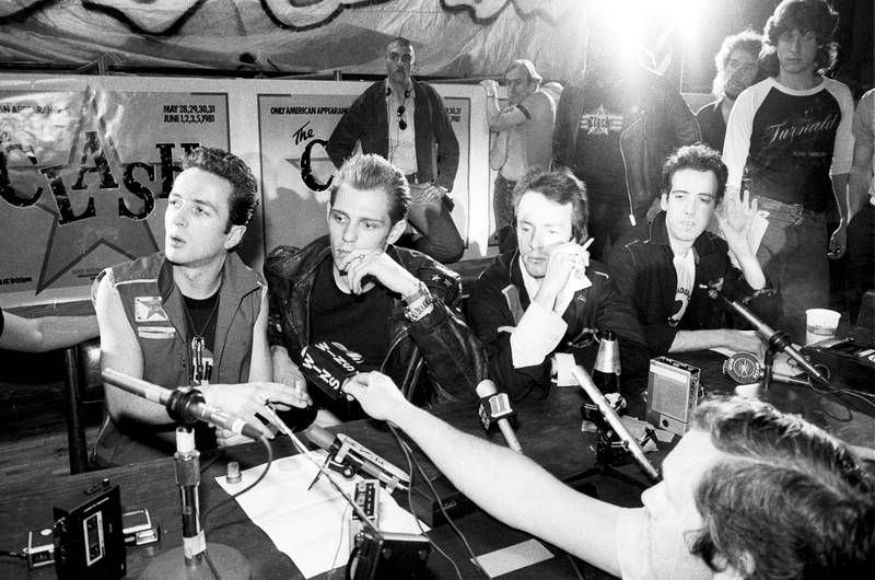 The Clash på pressekonferanse før de gjorde 17 konserter på Bond International Casino i New York i 1981: Joe Strummer, Paul Simonon, Topper Headon, and Mick Jones.