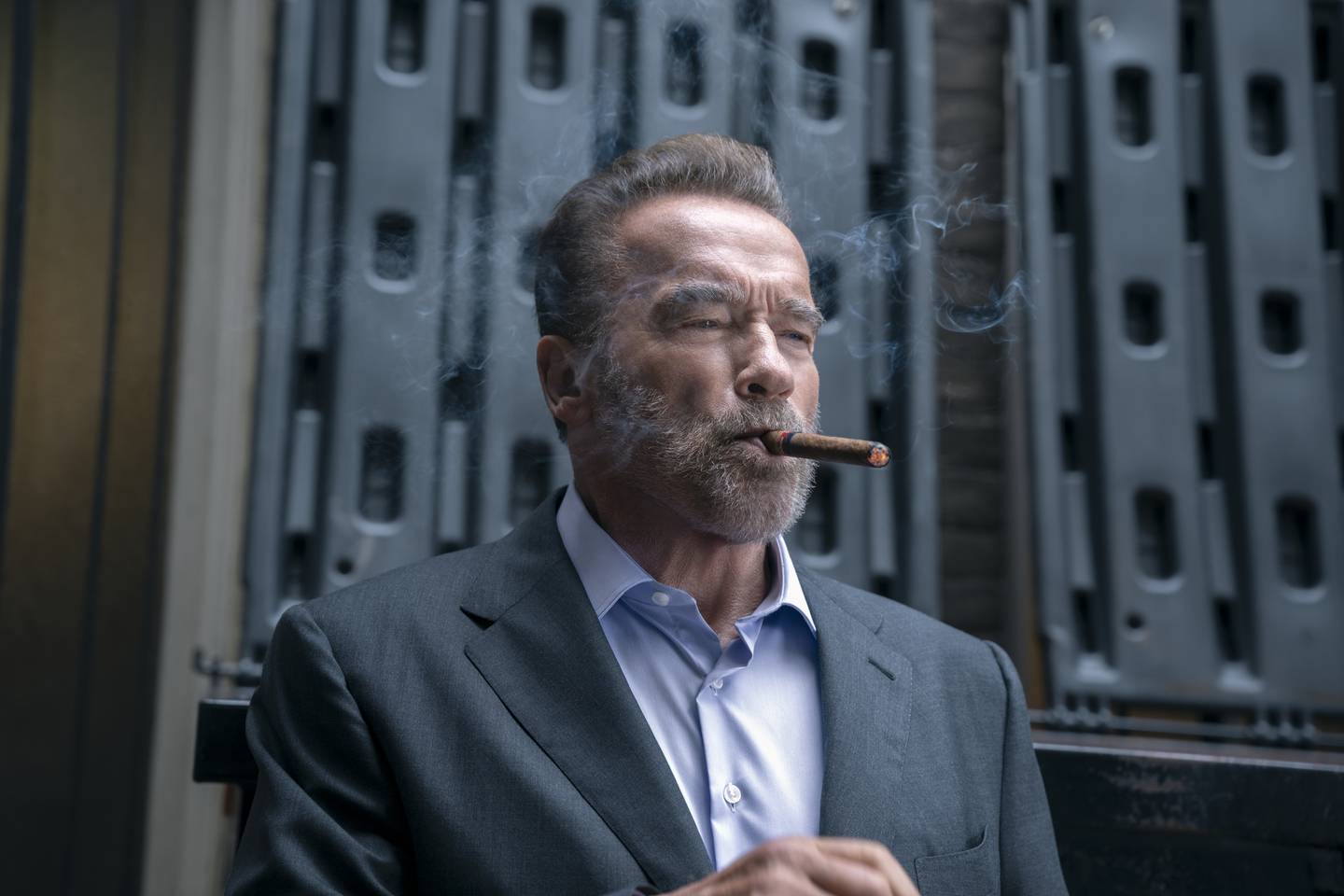 Sigaren er på plass,  men serien har ikke plass til mange referanser til Arnold Schwarzeneggers tidligere karriere i TV-seriedebuten. Noen hint dukker riktignok opp i Arnolds actioneventyr anno 2023.