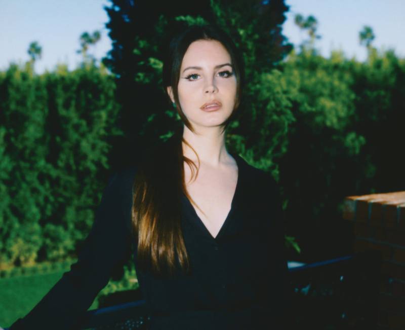 Det er innimellom vanskelig å ta Lana Del Rey seriøst. Det kan være et hinder for henne selv som artist. Foto: Universal