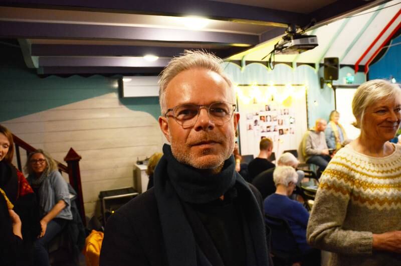 Stavangerforfatteren Tore Renberg reflekterte over ordets kraft under støttemarkeringen Ord for Ukraina fredag kveld.