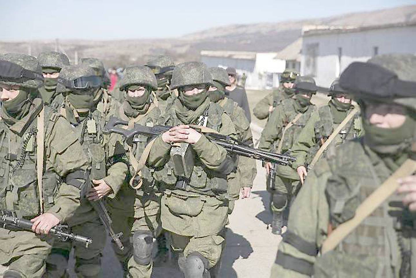 Russiske styrker strømmer inn på Krim-halvøya sørøst i Ukraina. Nesten 60 prosent av befolkningen der er etniske russere. FOTO: BAZ RATNER/NTB SCANPIX