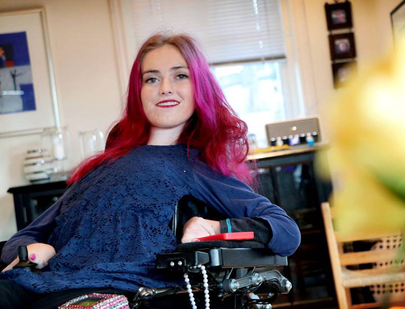 – Vi lever i verdens rikeste land, det er bare en liten del av pengene, sier Tonje Larsen (18). Hun har muskelsykdommen Spinal muskelatrofi, og håper at medisinen Spinraza blir tilgjengelig for pasienter med SMA i Norge.