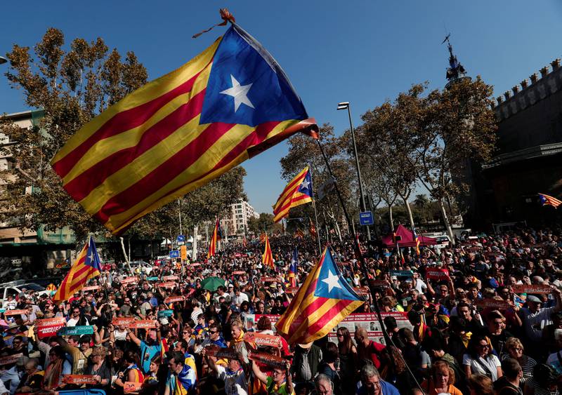 Uavhengighetsforkjempere demonstrerte fredag utenfor den regionale forsamlingen i Barcelona, som vedtok en erklæring om uavhengighet for Catalonia. 