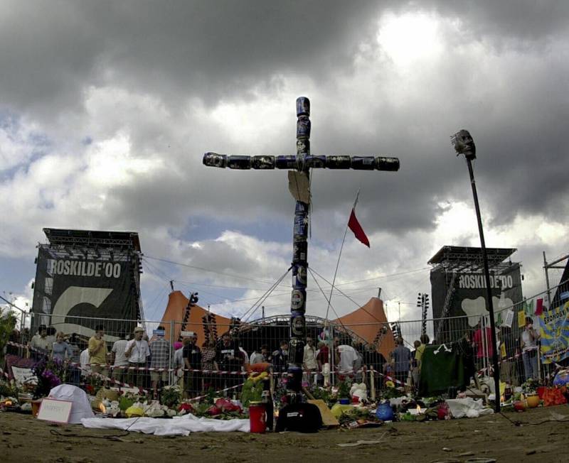 Det første minnesmerket i Roskilde, dagene etter tragedien i 2000. Korset er laget   av ølbokser. Foto: Paal Audestad