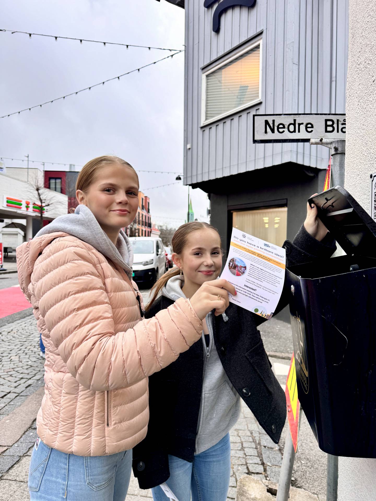 Brodd håndball-jentene Mari Fyljesvoll og Marie Lomeland Waldow kjenner gatene godt på Storhaug, og deler lett ut 2000 invasjoner til nabolaget.