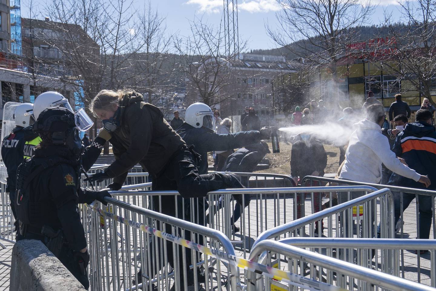SIAN (Stopp Islamiseringen av Norge), demonstrerer på Strømsø Torg i Drammen lørdag. Politiet bruker pepperspray mot motdemonstranter.