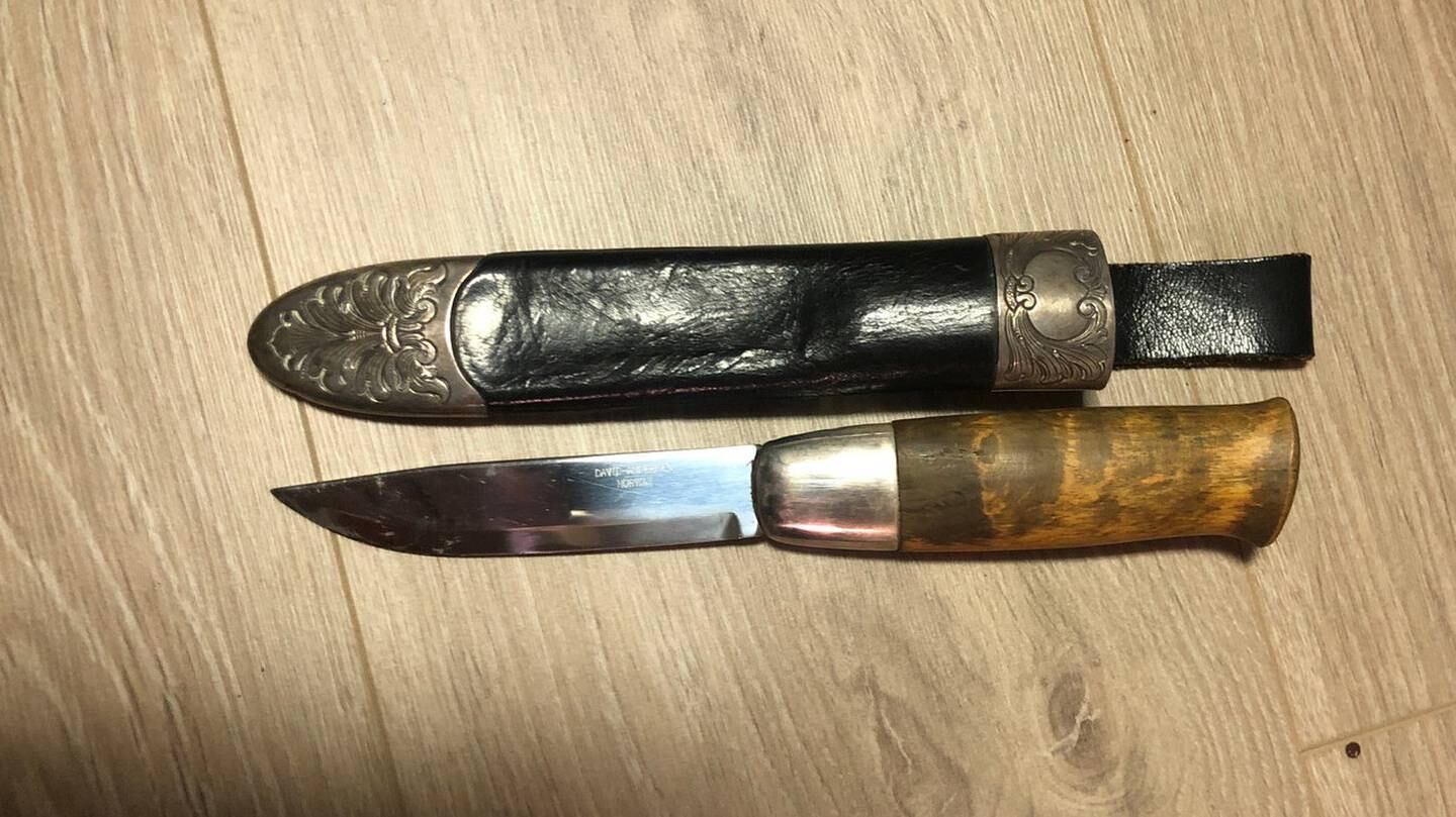 Kniven de leter etter, er en Peer Gynt-kniv, som så slik ut i 1978. Sliren er belagt med sølv, og læret er preget.