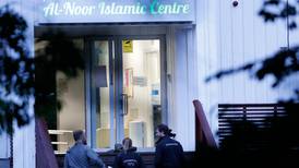 Mange nordmenn melder seg som vakt utenfor moskeer