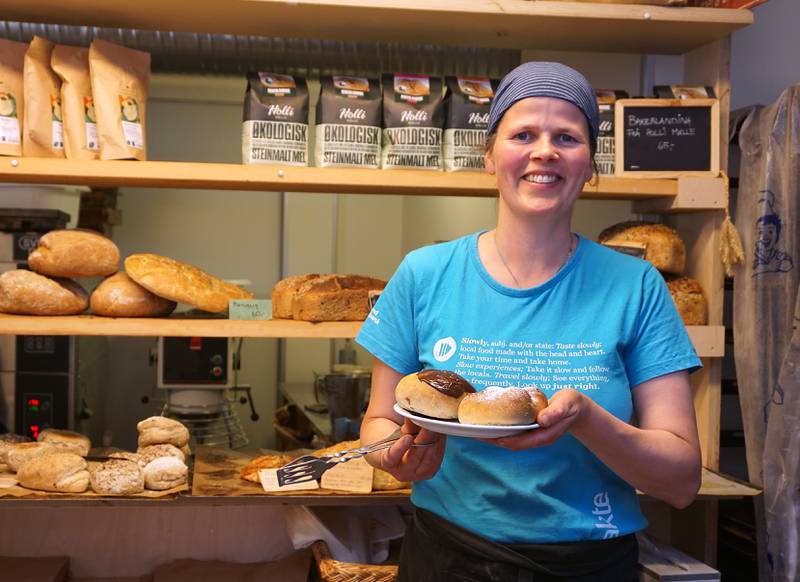 Marianne Holme baker de fleste økologiske godbitene for hånd på Marianne Bakeri & Kafé på Aurland. Nam!