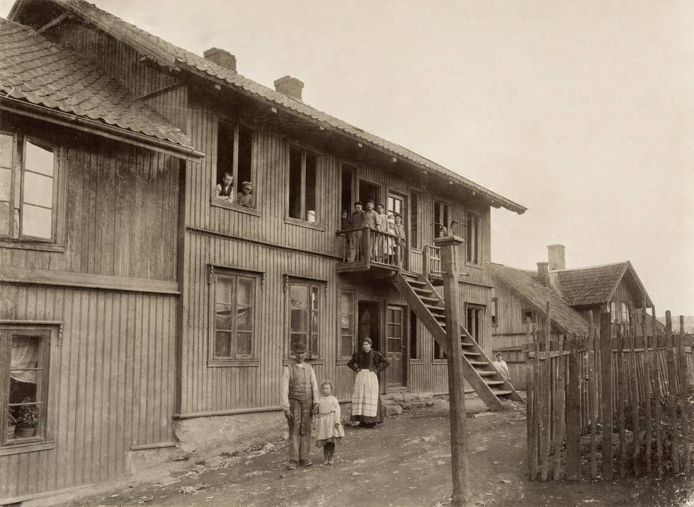 Boligmangel og trangboddhet preget de mange arbeiderboligene i Kristiania. Leiegården i Aurskoggata 15 på Kampen ble revet bare noen dager etter det store økonomiske Kristianiakrakket i 1899.