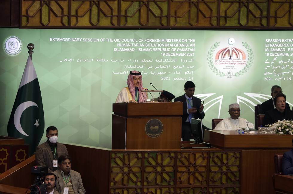 Saudi Arabias utenriksminister, prins Faisal bin Farhan Al Saud, taler under en ekstraordinær sesjon i Organisasjonen for islamsk samarbeid (OIC) før jul. Den økonomiske kollapsen i Afghanistan får en «grusom» virkning på regionen, advarte Al Saud og andre talere på toppmøtet med utenriksministre fra et titall land i regionen. Foto: AP / NTB