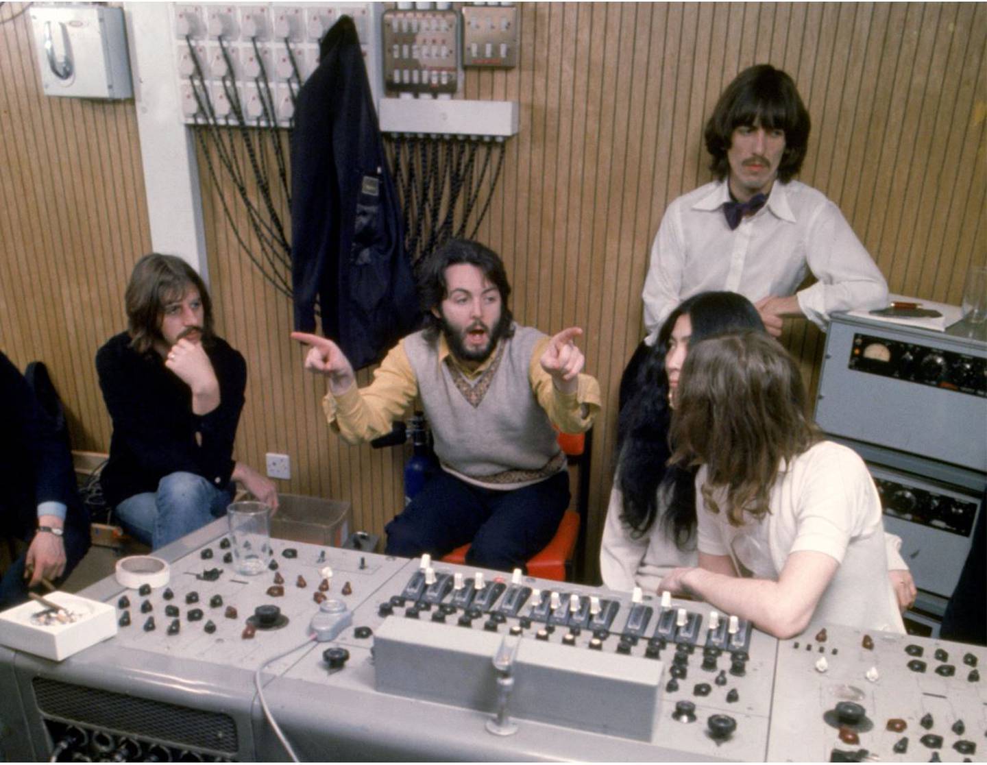 The Beatles (og Yoko Ono) i sitt eget studio i kjelleren i Apple-bygningen.
