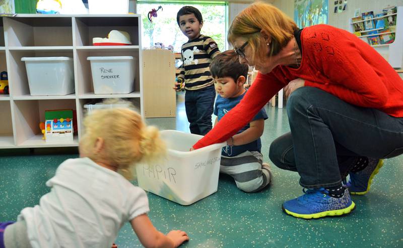 Pedagogisk leder Kjersti Juelsen i Fjell barnehage tenker språkutvikling i alt hun gjør med barna. FOTO: SILJE S. SKIPHAMN