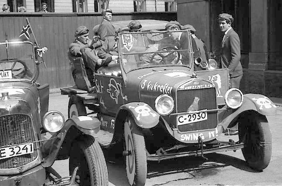 Egne kjøretøy har vært viktig for russen i mange årtier. Her er en    russebil fotografert 17. mai 1946. FOTO: AKTUELL/NTB SCANPIX