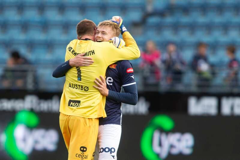 Iven Austbø omfavner Patrick Pedersen. Foto: Carina Johansen, NTB scanpix
