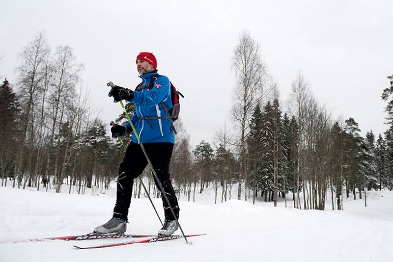 David Mota (40) lar skiene gli langs det hvite dekket ved Sognsvann. FOTO: MIMSY MØLLER