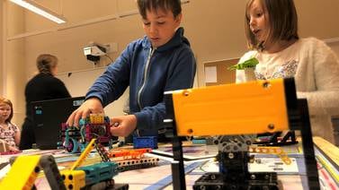 Unge teknologistudenter med et samfunnsnyttig lego-oppdrag